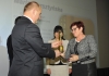 Pani Dyrektor MOPS - Żnin Maria Bursztyńska odbiera nagrodę Stalowy Anioł z rąk Marszałka Województwa Kujawsko - Pomorskiego Pana Piotra Całbeckiego - ujęcie 1