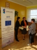 Wręczanie dyplomu uczestniczce spotkania przez Panią dyrektor MOPS Żnin